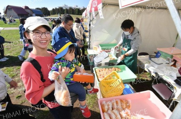 あんパンを買い求め笑顔の来場者