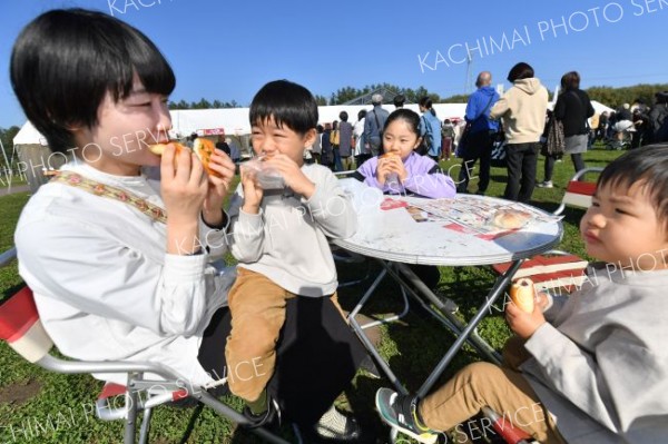 早速あんパンを試食する親子連れ