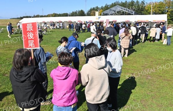 目当てのあんパンを求めようとオープン前には長蛇の列ができた