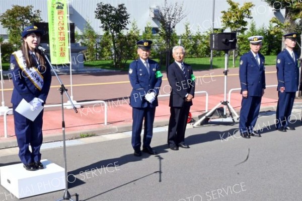 あいさつする武内奈々一日署長（左）