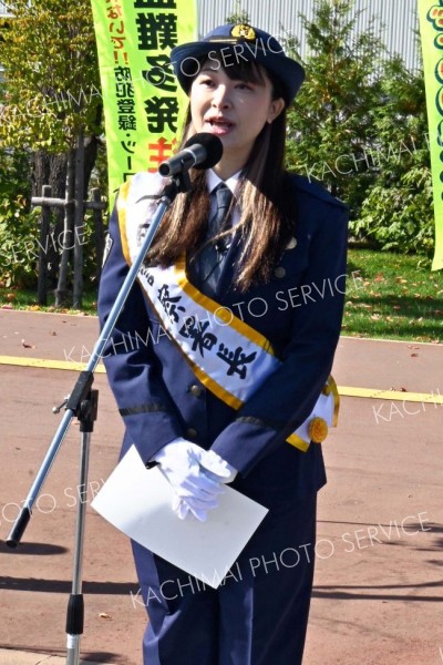 あいさつする一日署長