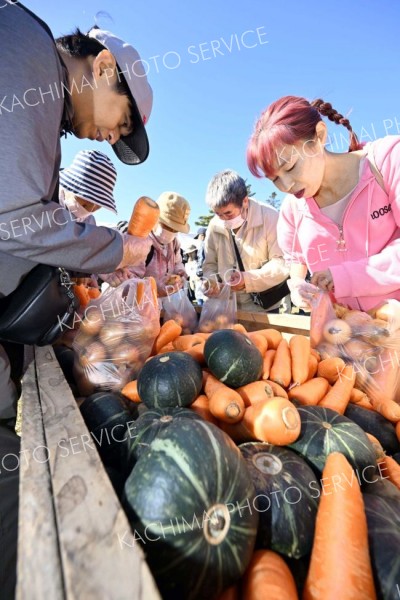 岩内仙峡で秋の味覚に舌鼓　もみじまつり盛況