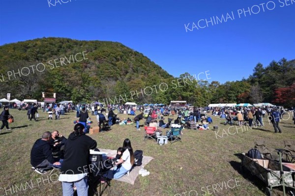 秋晴れの下、思い思いのスタイルでイベントを楽しむ来場者（１３日午前１１時ごろ、須貝拓也撮影）