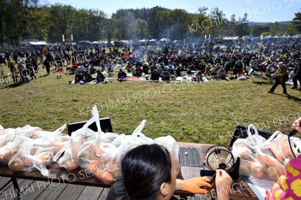 地元特産品が当たるビンゴ大会で盛り上がる会場（１３日午前１１時ごろ、須貝拓也撮影）