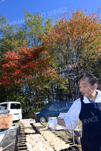 秋空の下、地場産グルメを販売するブースが多数出店した（１３日午前１０時半ごろ、須貝拓也撮影）