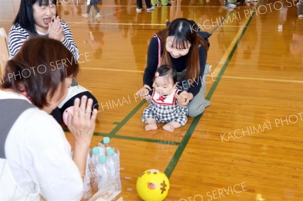 縁日コーナーを楽しむ親子ら