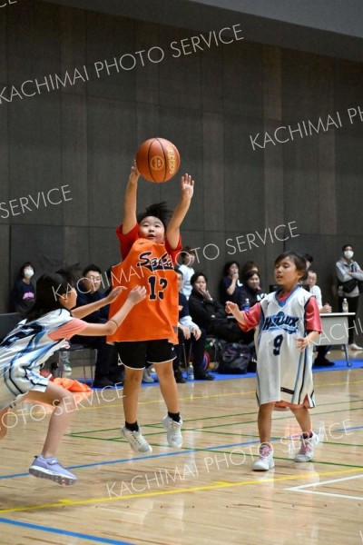 小学１、２年生対象のミニバスケ体験会では、子どもたちが元気いっぱいにプレーした