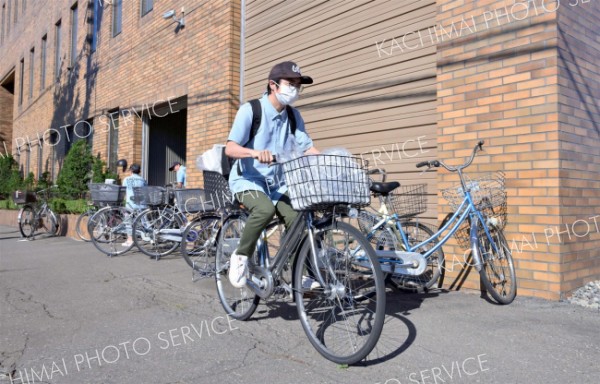 配達員は販売店で担当部数を受け取ると、すぐに配達に出発。新聞の到着を心待ちにする読者の元に向かって行く