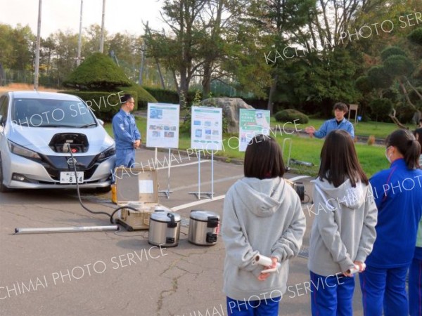 ＥＶ車からの電力供給を学生徒たち