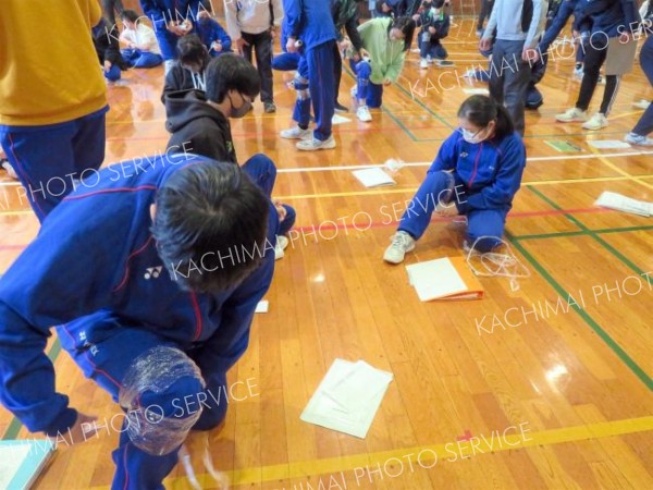 ラップでの応急手当を学ぶ生徒たち