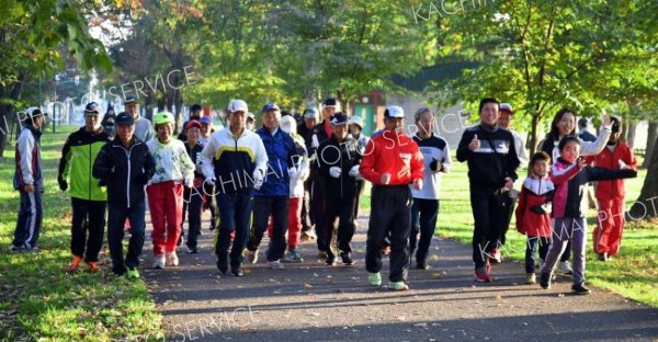 早朝マラソン終了式、皆勤賞の安藤さんら表彰