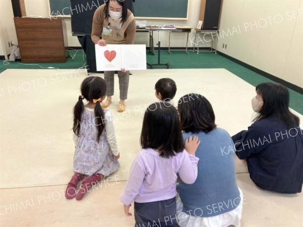 多彩な読み聞かせに夢中　鹿追町図書館