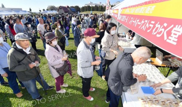 青空の下、食のイベント満喫　あんぱん祭り盛況～写真特集