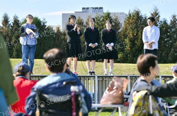 イベントでは「パン甲子園」に出場した帯広農業高校の生徒（左から２～４人目）と満寿屋商店の杉山雅則社長（右）の発表も行われた