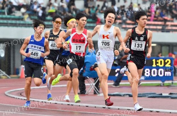 【Ｕ１８男子８００メートル・予選２組】後方から積極的に前に出る（帯柏葉１年、中央のゼッケン１７）