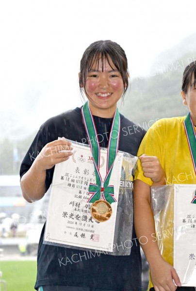 Ｕ１８女子円盤投げで優勝し、表彰台で満面の笑顔を見せる（幕別清陵３年）＝金野和彦撮影