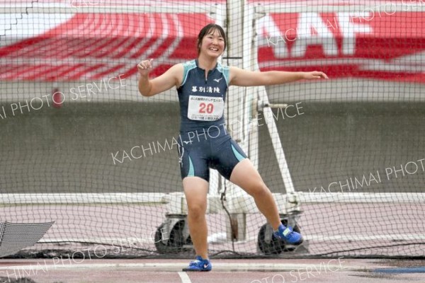 【Ｕ１８女子円盤投げ・決勝】投てき後に笑顔を見せる