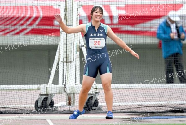 【Ｕ１８女子円盤投げ・決勝】投てき後に笑顔を見せる（幕別清陵３年）＝金野和彦撮影