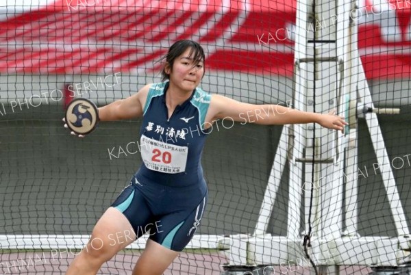 【Ｕ１８女子円盤投げ・決勝】最長４４ｍ９４を投げ、優勝した川村羽海のこん身の投てき（幕別清陵３年）＝金野和彦撮影