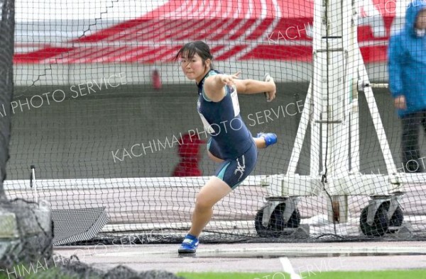 【Ｕ１８女子円盤投げ・決勝】最長４４ｍ９４を投げ、優勝した川村羽海のこん身の投てき（幕別清陵３年）＝金野和彦撮影