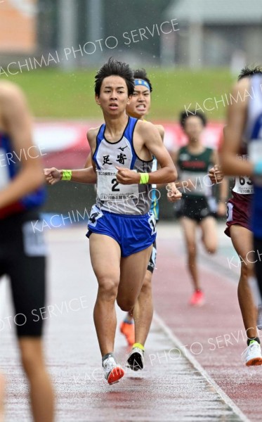 【Ｕ１６男子１０００メートル・予選２組】組１０位でフィニッシュする澤山礼慈（足寄中３年、ゼッケン２）