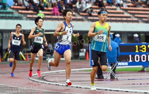 【Ｕ１６男子１０００メートル・予選２組】第１集団を追う澤山礼慈（足寄中３年、右から２人目ゼッケン２）＝金野和彦撮影