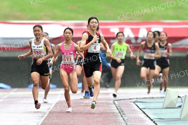 【Ｕ１６女子１０００メートル・予選３組】先頭を走る人見仁菜（足寄中２年、手前ゼッケン４）。人見は組１位で予選を通過、決勝進出を決める（金野和彦撮影）