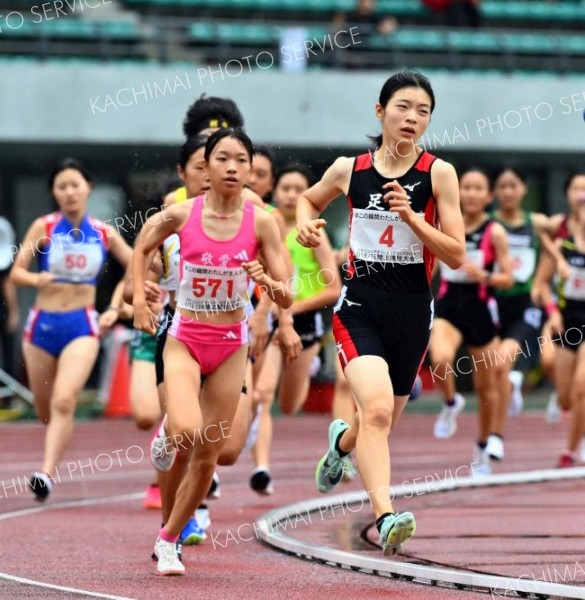 【Ｕ１６女子１０００メートル・予選３組】先頭を走る人見仁菜（足寄中２年、右手前ゼッケン４）。人見は組１位で予選を通過、決勝進出を決める