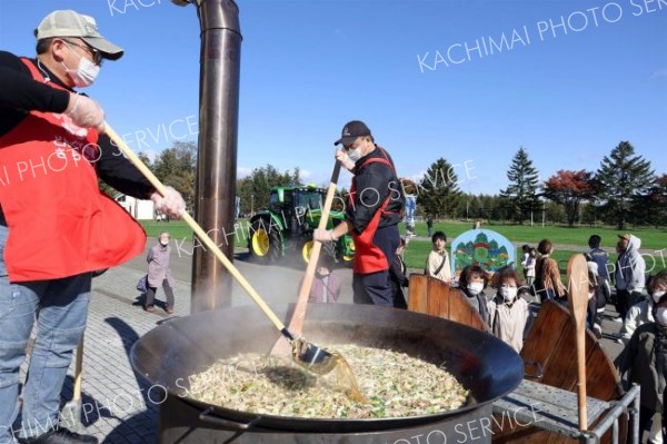 キノコ汁や和牛…更別の味覚に舌鼓　「さらべつ大収穫祭」　野菜直売に行列も