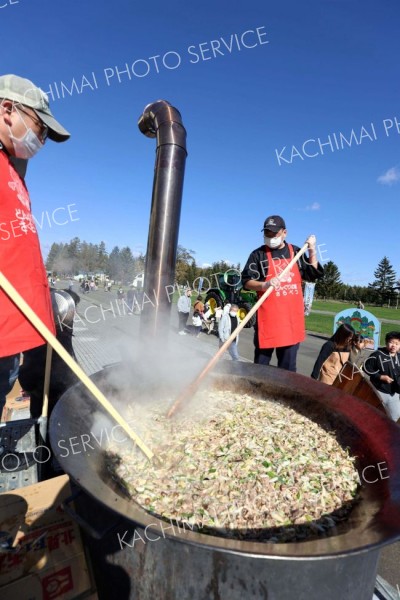 大鍋で仕込んだキノコ汁には多くの来場者が集まった（２０日午前１０時ごろ、助川かおる通信員撮影）