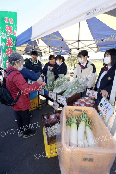 野菜の直売会に集まる来場者（２０日午前１０時ごろ、助川かおる通信員撮影）