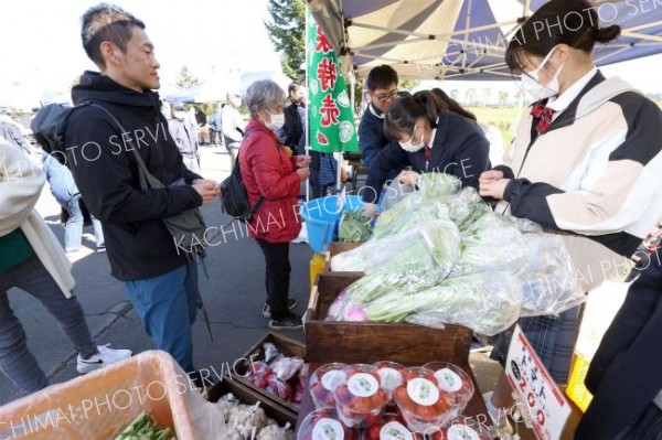 野菜の直売会に集まる来場者（２０日午前１０時ごろ、助川かおる通信員撮影）