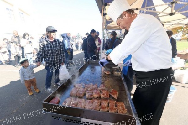 さらべつ和牛のステーキ実演販売に集まる来場者（２０日午前１０時ごろ、助川かおる通信員撮影）