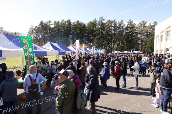 食のブースには多くの来場者が列をつくった（２０日午前１０時ごろ、助川かおる通信員撮影）