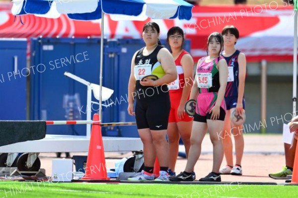 【Ｕ１６女子円盤投げ・決勝】試技の出番を待つ（本別中３年）