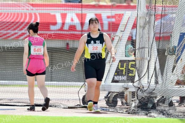 【Ｕ１６女子円盤投げ・決勝】試技を終えて引き上げる（本別中３年）