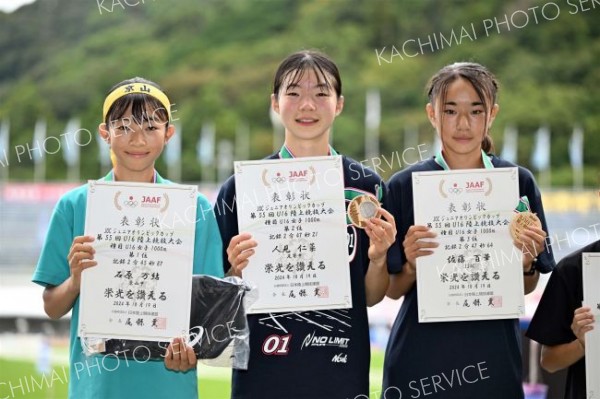 Ｕ１６女子１０００メートルで２位に入賞し、銀メダルと賞状を手に笑顔を見せる（中央、足寄中２年）