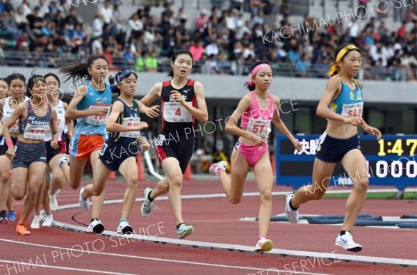 【Ｕ１６女子１０００メートル・決勝】先頭を走る石原万結（右手前、岡山市京山中３年）を追う