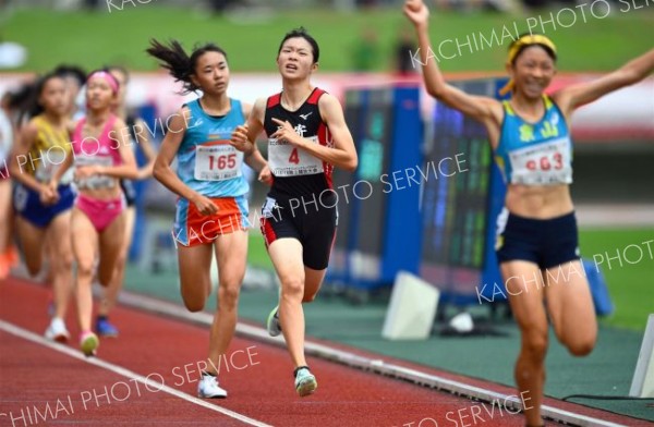 【Ｕ１６女子１０００メートル・決勝】２位競いで力走する