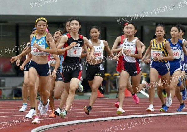 【Ｕ１６女子１０００メートル・決勝】最後の周回でライバルの石原万結（左手前、岡山・京山中３年）とトップを競う