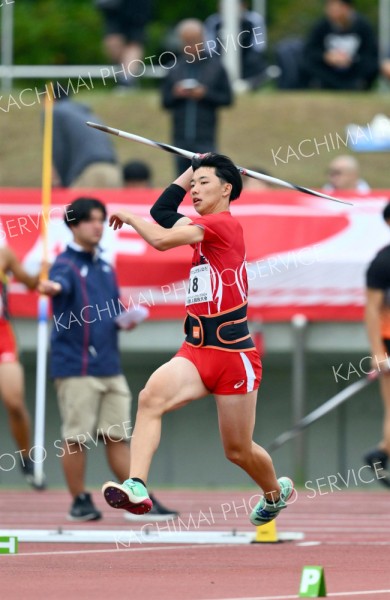 【Ｕ１８男子やり投げ・決勝】助走をつける（帯柏葉２年）