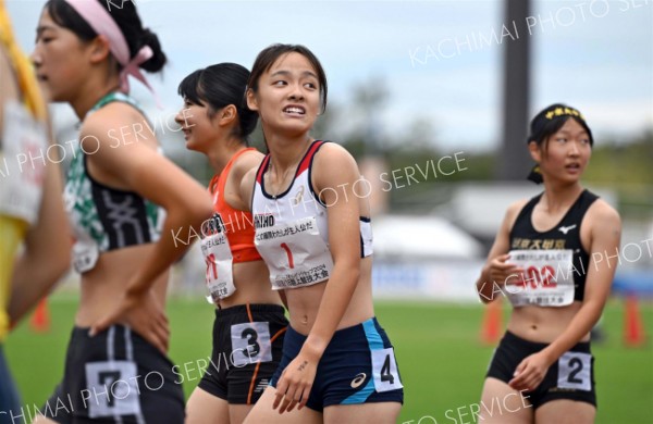 Ｕ１８女子１００メートルＡ決勝で２着となり、電光掲示板のタイムを見る山崎心愛（中央ゼッケン１、２年－音更共栄中出）