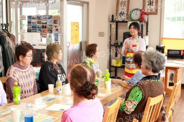 あいさつする蘆田代表（中央奥）