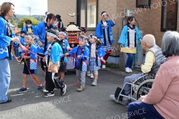 老人ホームを練り歩く園児