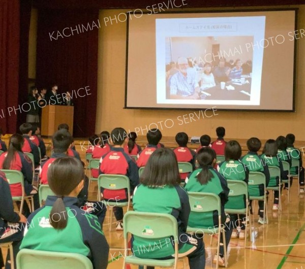 カナダでの体験　中学生らに紹介　足寄高海外研修