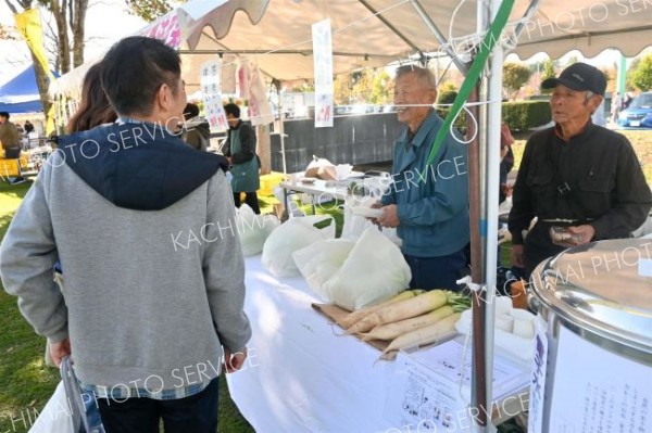 忠類和牛ステーキ７０キロ完売　忠類どんとこいむら祭り　食や野菜の販売でにぎわう