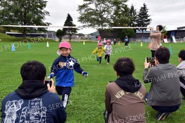 お父さんと競技にハッスル　陸別保育所「お父さん会」運動会