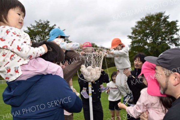 親子で運動会を楽しんだ陸別保育所のお父さん会