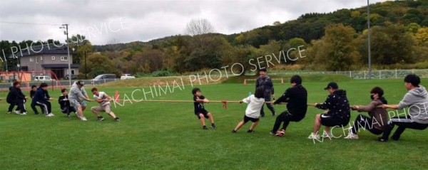 お父さんと競技にハッスル　陸別保育所「お父さん会」運動会 12