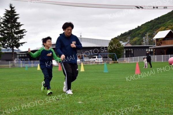 お父さんと競技にハッスル　陸別保育所「お父さん会」運動会 14